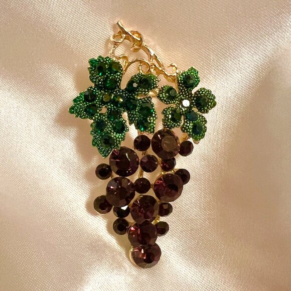 Jewelry - 🧷Vintage-Inspired Grapes Crystal and Enamel Brooch - Gold Tone Alloy